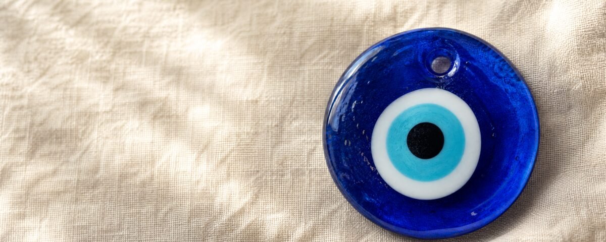 Olho Turco: O Que É Olho Turco: Significado, Cores e Como Usar. Pulseira e pingente de olho turco azul, amuleto de proteção