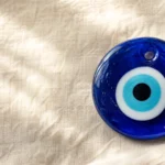 Olho Turco: O Que É Olho Turco: Significado, Cores e Como Usar. Pulseira e pingente de olho turco azul, amuleto de proteção