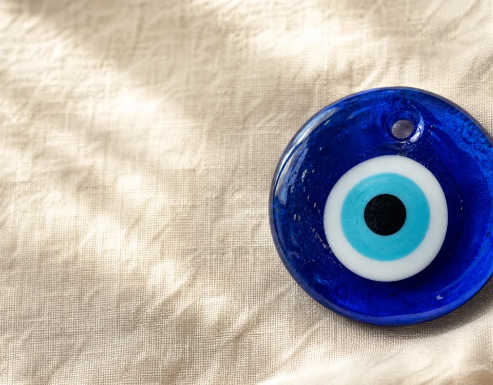 Olho Turco: O Que É Olho Turco: Significado, Cores e Como Usar. Pulseira e pingente de olho turco azul, amuleto de proteção